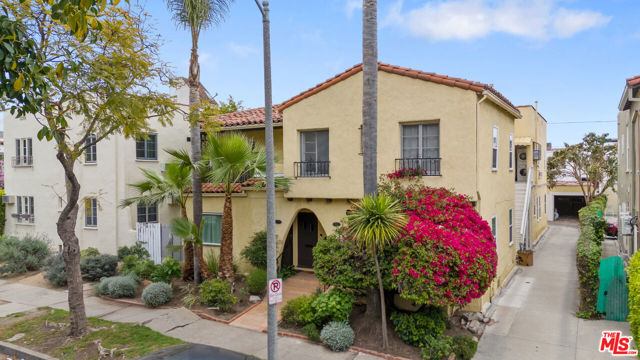 458 N Genesee Avenue, Los Angeles CA: https://media.crmls.org/mediaz/eeabab47-9597-42aa-bd37-c74b6fdb7de5.jpg