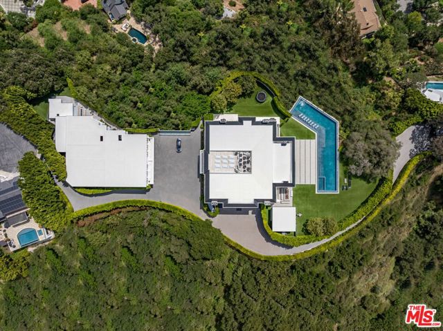 2571 Wallingford Drive, Beverly Hills CA: https://media.crmls.org/mediaz/eeabb818-b5a0-43d0-99a7-506ba7be83d3.jpg