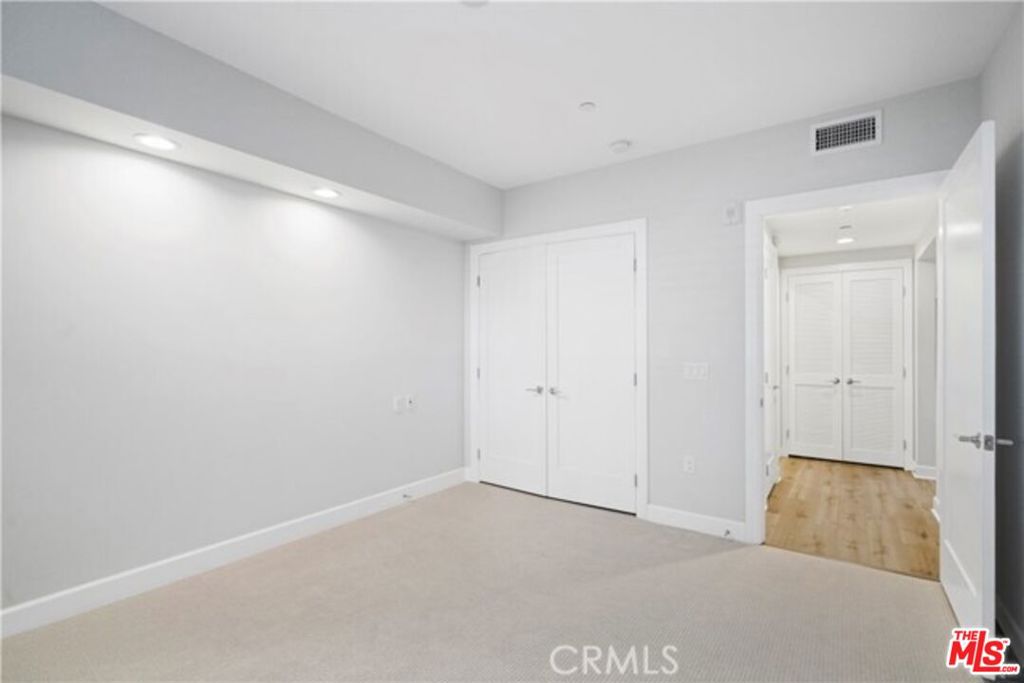 https://media.crmls.org/mediaz/eeac27f5-6562-4024-9281-3c1424212f34.jpg?preset=X-Large