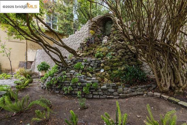 351 Buena Vista Ave E, San Francisco CA: https://media.crmls.org/mediaz/eeacc70e-d786-454c-b9e0-84725e6ea745.jpg