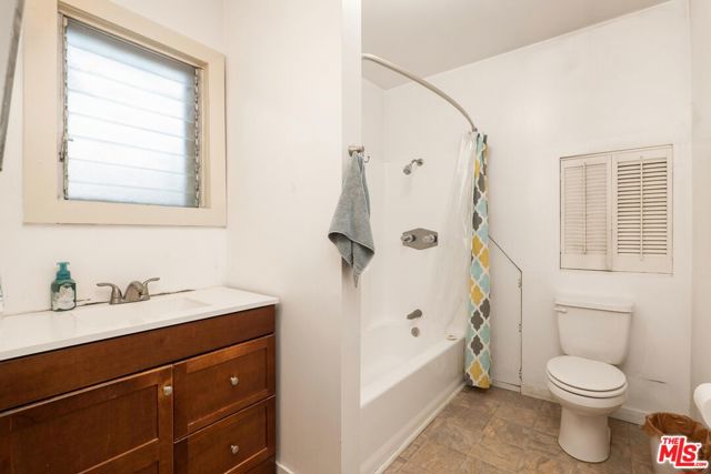 160 Wadsworth Avenue, Santa Monica CA: https://media.crmls.org/mediaz/eeacf1c0-5d9a-4fd3-9571-9dfa3962267c.jpg