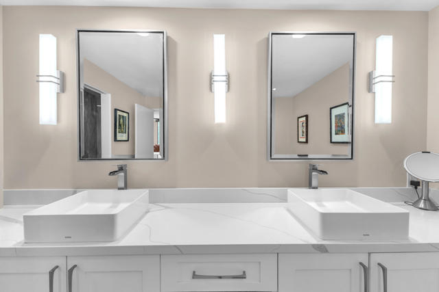 910 Island Drive, Rancho Mirage CA: https://media.crmls.org/mediaz/eeacf71a-aa5e-4290-b746-c57187ee59e3.jpg