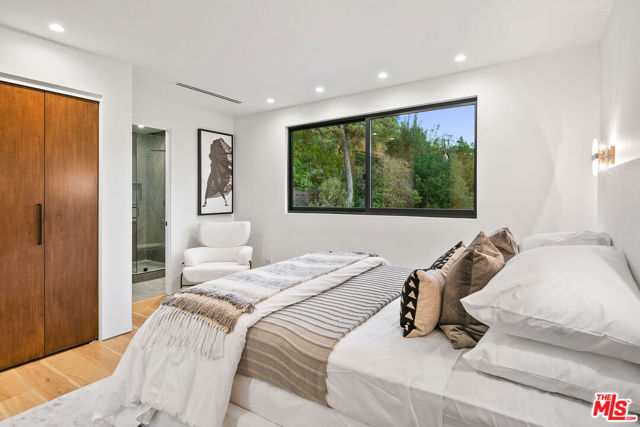 11428 Dona Lola Drive, Studio City CA: https://media.crmls.org/mediaz/eead0b54-543b-4442-86e4-e052cd4bc81a.jpg
