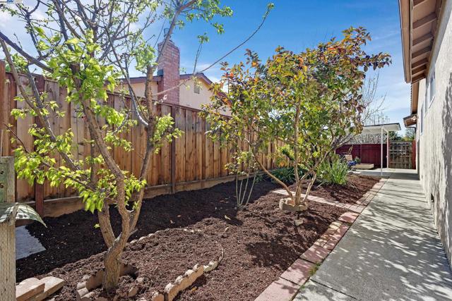 2702 Chinook Ct, Union City CA: https://media.crmls.org/mediaz/eeae792f-ef4a-4bec-895e-4344b6621840.jpg