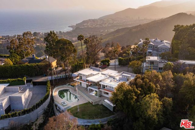 770 Paseo Miramar, Pacific Palisades CA: https://media.crmls.org/mediaz/eeaed33e-9b73-4276-8607-810c83109026.jpg