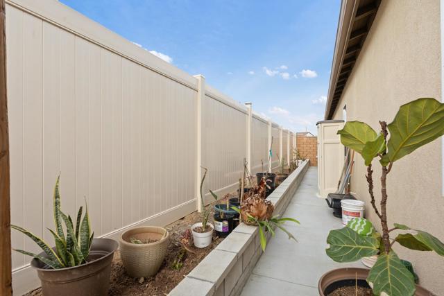 25709 Buckeye Meadow Lane, Homeland CA: https://media.crmls.org/mediaz/eeaf1958-6197-4276-81e1-fc13135f7632.jpg