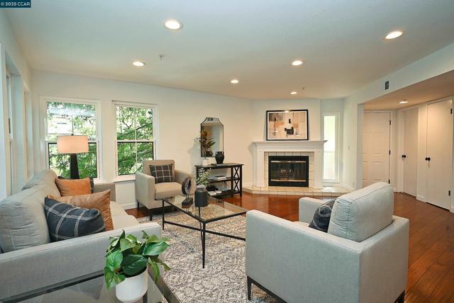 3279 Mt Diablo Ct, Lafayette CA: https://media.crmls.org/mediaz/eeafced0-7986-48a0-b64a-408dbe42fa52.jpg