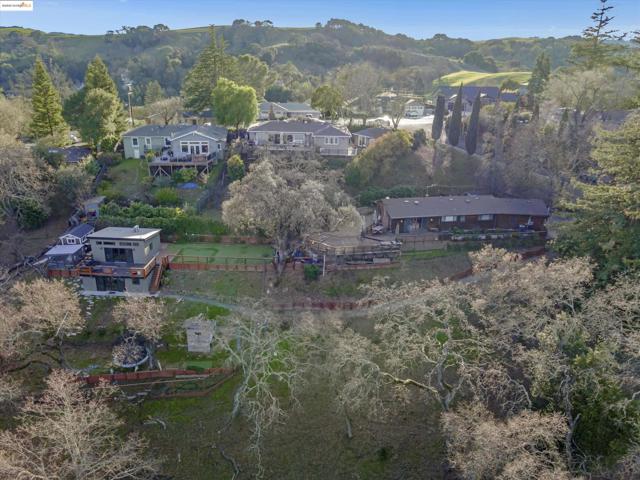 3336 Oak Ct, Lafayette CA: https://media.crmls.org/mediaz/eeb00daa-726f-4f2b-9544-28ad8b6c3b19.jpg