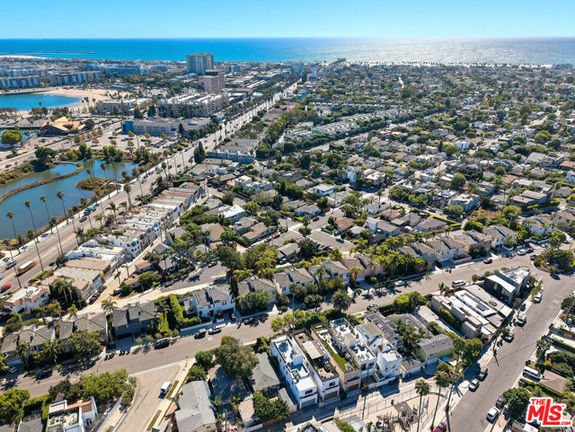 653 Oxford Ave, Venice CA: https://media.crmls.org/mediaz/eeb0b9ba-1a2d-4e02-9478-97d45b4ef4e7.jpg