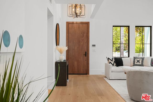 4153 Vantage Avenue, Studio City CA: https://media.crmls.org/mediaz/eeb3c740-76f7-490e-b8c8-cf629e1465a4.jpg