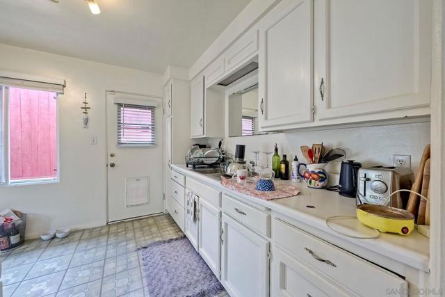 1852 Locust St, San Diego CA: https://media.crmls.org/mediaz/eeb4efc9-8d35-429c-a085-06ae516e2d5b.jpg
