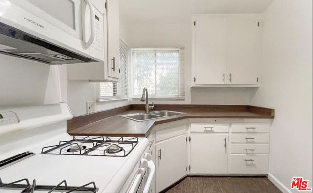 524 E Hazel Street, Inglewood CA: https://media.crmls.org/mediaz/eeb55bb8-b30e-4382-8df4-74d5ae99b050.jpg