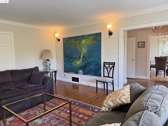 169 Ronada Ave, Piedmont CA: https://media.crmls.org/mediaz/eeb563a3-7dd0-4a0b-b681-cfcef5a23f1a.jpg