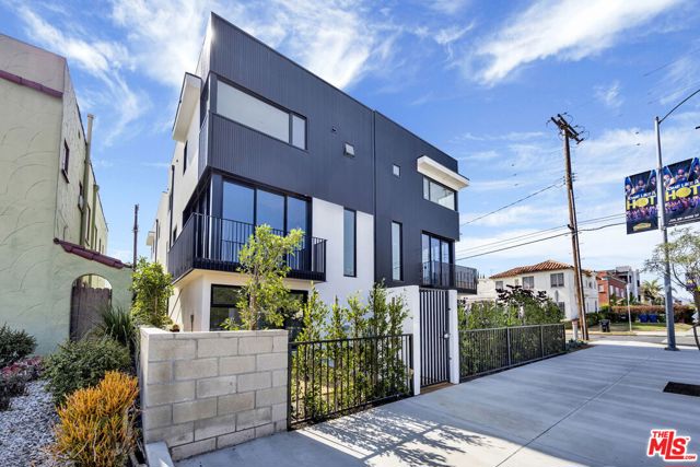 5868 Saturn Street, Los Angeles CA: https://media.crmls.org/mediaz/eeb639a3-fcb4-4a6c-a023-fc1b002582ac.jpg