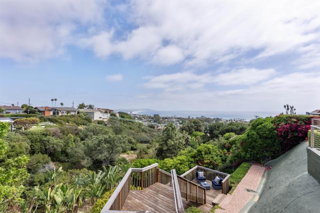 951 Skylark Dr, La Jolla CA: https://media.crmls.org/mediaz/eeb6c313-526e-46ee-8466-972cb61daa65.jpg