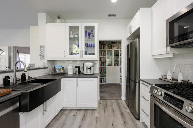 11370 Camino Playa Cancun, San Diego CA: https://media.crmls.org/mediaz/eeb86f8d-149c-483e-b396-19af5dae2874.jpg