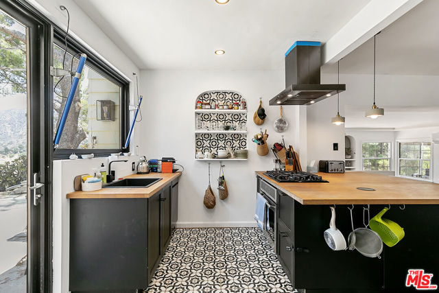 11320 Alethea Drive, Sunland CA: https://media.crmls.org/mediaz/eeb9e91f-2fb7-4066-b9e3-ac81f281dd16.jpg