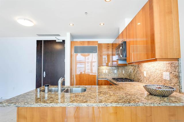 550 Front St, San Diego CA: https://media.crmls.org/mediaz/eebb87bc-6692-4ca3-89cc-eb5fb13a19ac.jpg