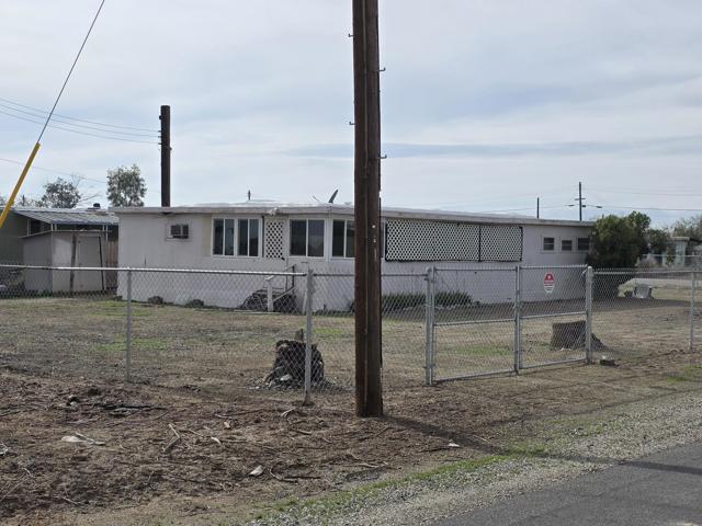 9588 Avenue H, Bombay Beach CA: https://media.crmls.org/mediaz/eebc0c8a-925f-4b62-8cd0-f90102e61763.jpg