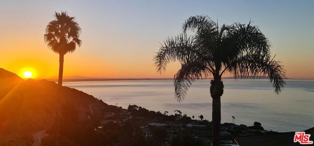 20404 Little Rock Way, Malibu CA: https://media.crmls.org/mediaz/eebc19e6-aa78-4af3-a0ec-c45afe6d5e17.jpg