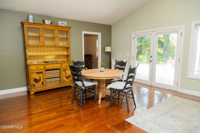 385 Somerset Circle, Thousand Oaks CA: https://media.crmls.org/mediaz/eebcbec7-1da1-49cc-89a1-ca121cfd9201.jpg