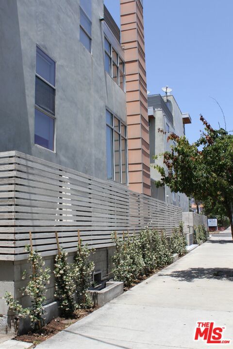 5806 Waring Avenue, Los Angeles CA: https://media.crmls.org/mediaz/eebcd008-c1dd-4f37-b323-d6dcb636de90.jpg