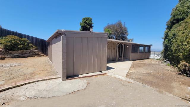 2402 Amick St, Oceanside CA: https://media.crmls.org/mediaz/eebd0050-3231-4fed-8332-d99599b34f54.jpg