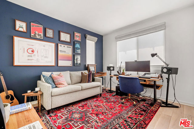 13133 VICTORY Boulevard photo 4