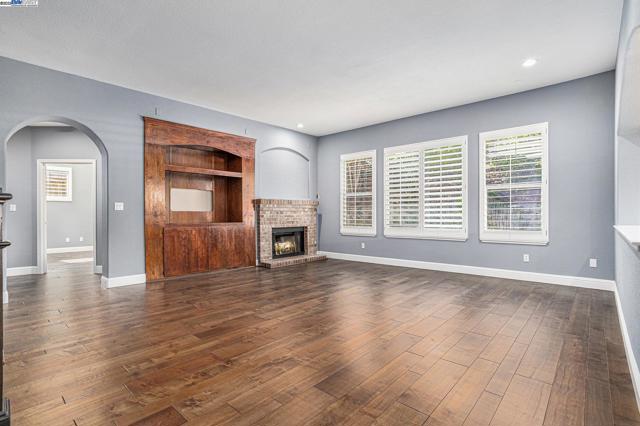 Image 3 of 27 For 1001 Songwood Rd