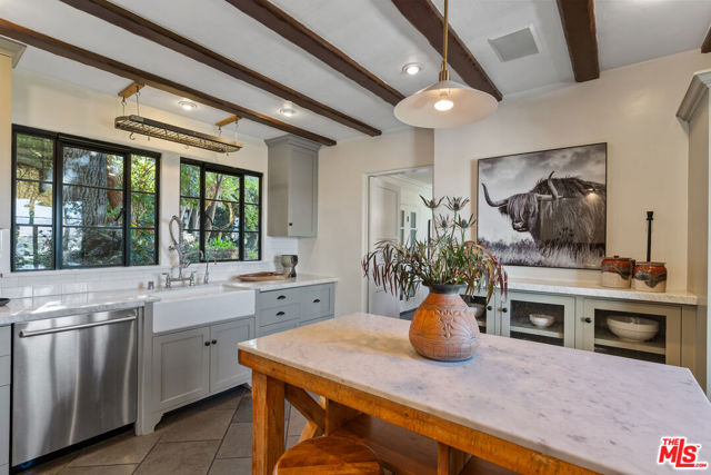 3827 Carnavon Way, Los Angeles CA: https://media.crmls.org/mediaz/eec1c064-269e-4e1a-92cc-36f9396d7c6d.jpg