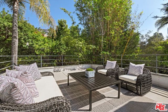 2477 Canyon Oak Drive, Los Angeles CA: https://media.crmls.org/mediaz/eec2a425-dd67-41ee-8795-0f8c259edc2b.jpg