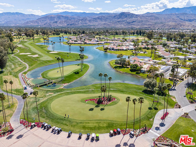 34725 Mission Hills Drive, Rancho Mirage CA: https://media.crmls.org/mediaz/eec2b032-3c24-4832-90c8-144f5d27b8e8.jpg