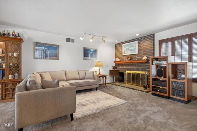 1809 Via Montecito, Camarillo CA: https://media.crmls.org/mediaz/eec2bcb5-9230-40f3-906b-bfd6a49d805c.jpg