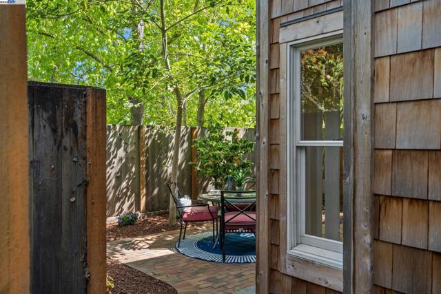 642 Centre Ct, Alameda CA: https://media.crmls.org/mediaz/eec2fe47-9464-4cbc-894d-3937072bd0bb.jpg