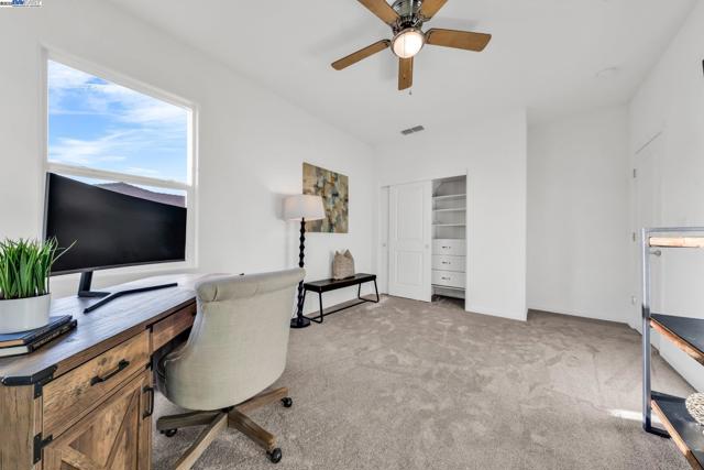 2305 Augusta Ave, Tracy CA: https://media.crmls.org/mediaz/eec305c1-ba0b-46bf-9e0f-18375debc6a9.jpg