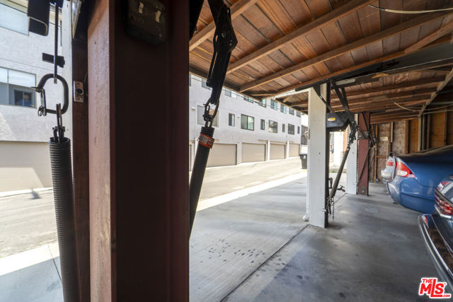 938 15th Street, Santa Monica CA: https://media.crmls.org/mediaz/eec32e07-bef7-4adb-8819-db6a7e740fec.jpg