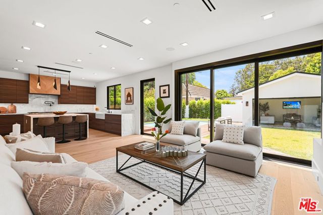 4153 Vantage Avenue, Studio City CA: https://media.crmls.org/mediaz/eec3a9fe-945a-4973-a18b-b94dd9871c1e.jpg