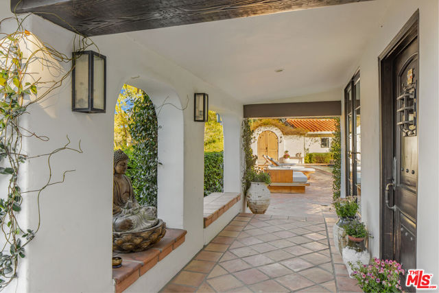 3646 Sunswept Drive, Studio City CA: https://media.crmls.org/mediaz/eec40efe-a947-45bd-bdb5-c40e27f7a010.jpg