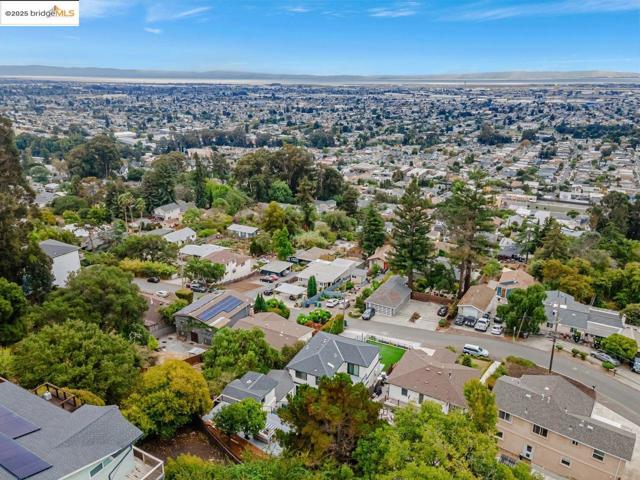 7900 Michigan Ave, Oakland CA: https://media.crmls.org/mediaz/eec41d05-d845-4ee8-a312-94a4c260d7f6.jpg