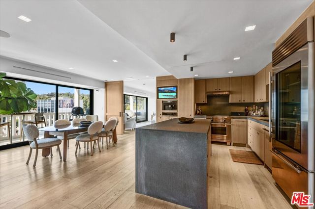 999 N Doheny Drive, West Hollywood CA: https://media.crmls.org/mediaz/eec4283e-4323-4063-bb0e-a4ea2a9f6b00.jpg