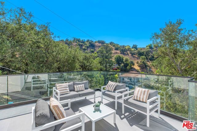 14899 Round Valley Drive, Sherman Oaks CA: https://media.crmls.org/mediaz/eec48473-7e7e-4616-bced-32fe85fd6c8f.jpg