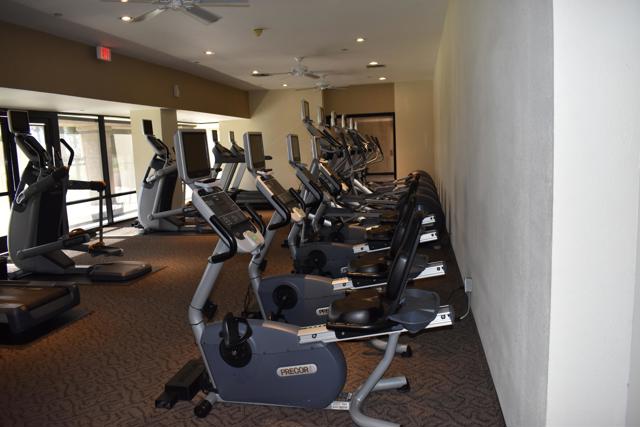 292 Desert Falls E Drive, Palm Desert CA: https://media.crmls.org/mediaz/eec4f030-70ec-46a8-91a5-84bd7e64055e.jpg