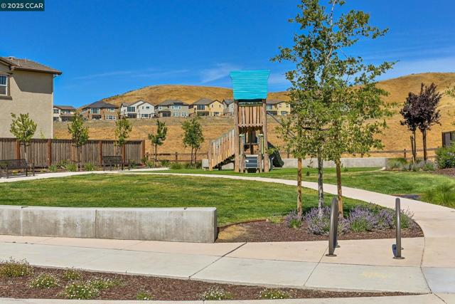 33105 Via Vicenza, San Ramon CA: https://media.crmls.org/mediaz/eec5231b-6dc5-463b-9280-9ca3a1a9a435.jpg