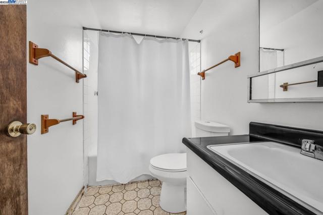 1738 7Th St, Berkeley CA: https://media.crmls.org/mediaz/eec571b1-8060-47a2-8272-26d3c2a77335.jpg