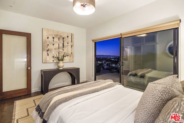 3838 Buena Park Drive, Studio City CA: https://media.crmls.org/mediaz/eec66907-f98f-42dc-9f7c-cf4eb791bd14.jpg