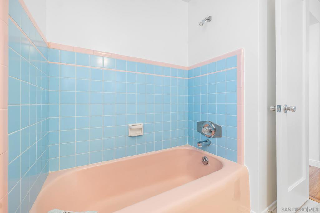 https://media.crmls.org/mediaz/eec7e1e7-98ca-4efd-a07d-86699d219302.jpg?preset=X-Large