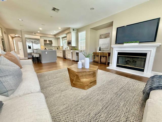 5825 Dresslar Cir, Livermore CA: https://media.crmls.org/mediaz/eeca6fe3-85ee-4622-a585-207b441aa88a.jpg