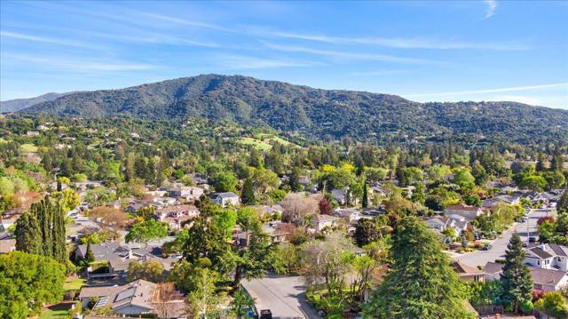 15640 Gardenia Way, Los Gatos CA: https://media.crmls.org/mediaz/eeca830a-167d-4eb7-af08-e8c62f6a25c9.jpg