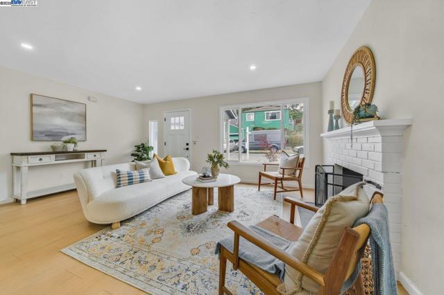 1541 Merced Street, Richmond CA: https://media.crmls.org/mediaz/eecb877c-abf2-44ae-a204-3971f34e18e6.jpg