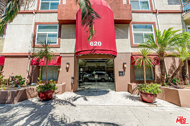 620 S Gramercy Place, Los Angeles CA: https://media.crmls.org/mediaz/eecb8dee-f8e5-4601-a773-8922c323ad2c.jpg